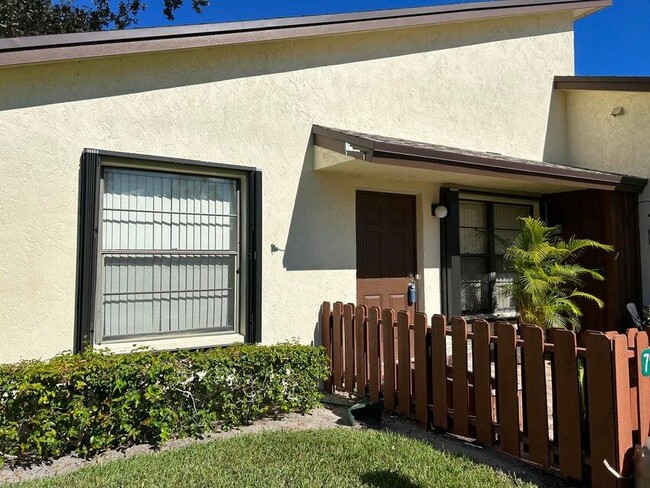 Building Photo - 7923 SE Villa Cir