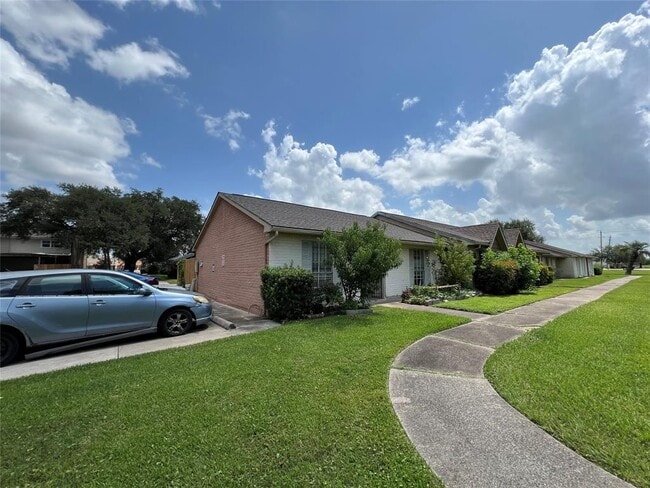 Building Photo - 8330 Leamont Dr
