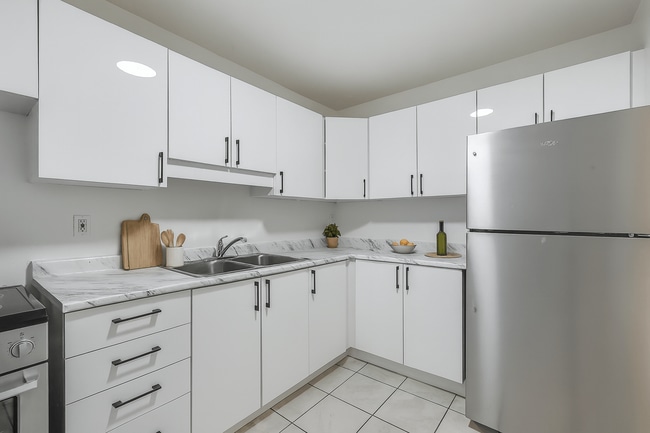 Building Photo - Ridgeway and Somerset