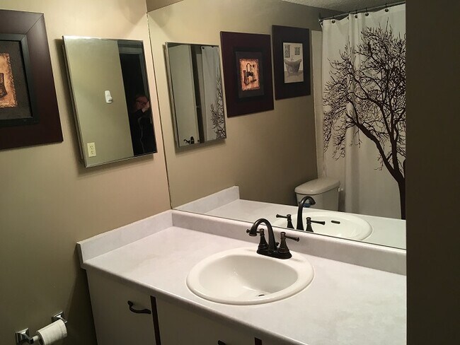 Building Photo - 0 Bed 0 Bath Unit in Edmonton, AB