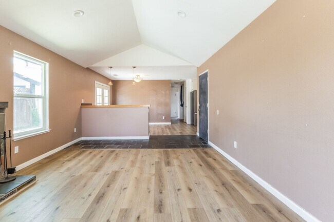 Foto del edificio - PURE Property Management Presents: Delightful 4 Bed 2 Bath Near Pioneer Park