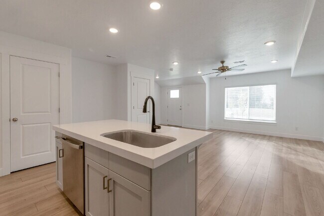 Foto del edificio - Beautiful Interior Townhouse - 3BD 3BA 2GA