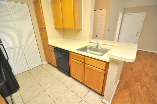 Foto del edificio - 2/2 Condo in Beautiful Metro West Community!