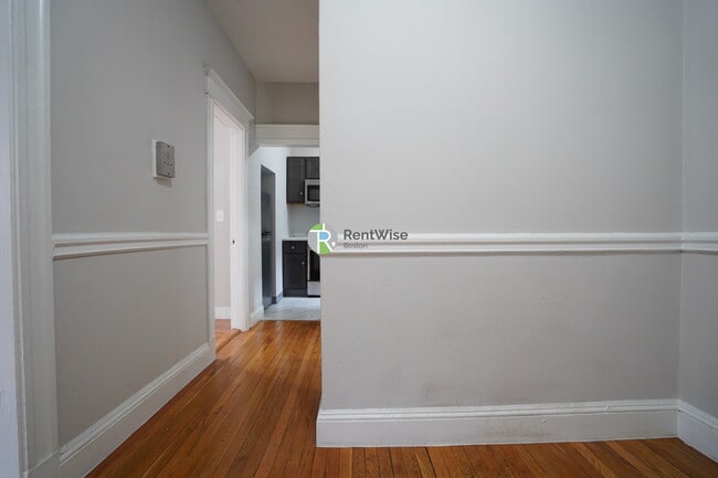 Building Photo - 221 Kelton St