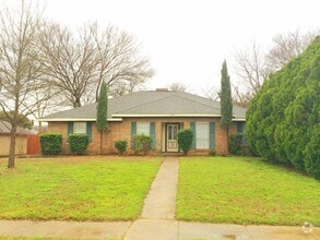 Building Photo - 1412 Woodcreek Dr