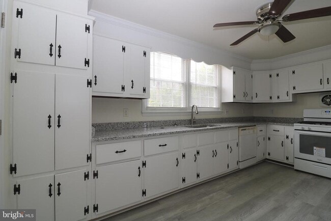 Building Photo - 1536 S Governors Ave