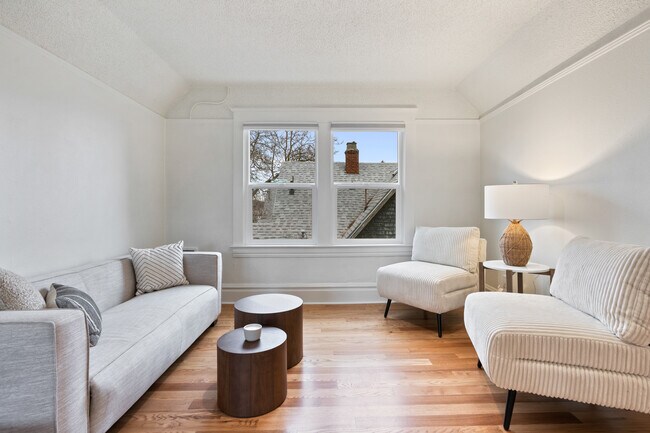 Foto del edificio - 2214 W College Ave