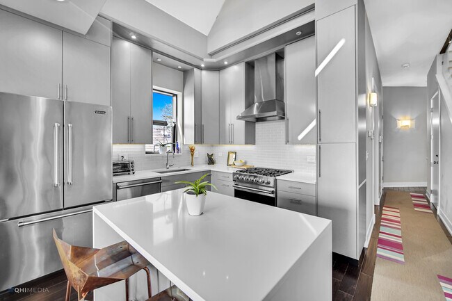 Building Photo - 2016 N Wood St