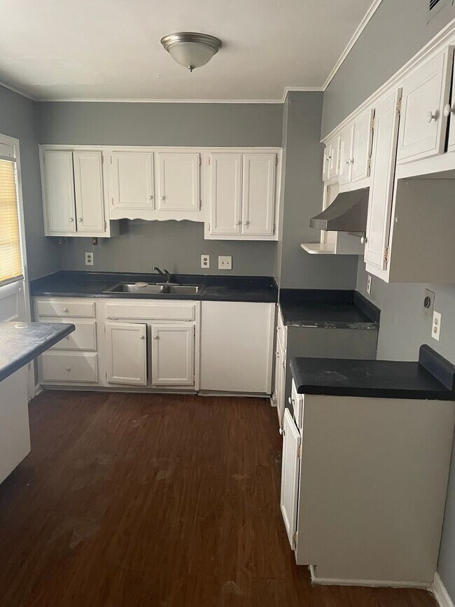 Building Photo - Bright 3BR SFR w/ 2 car garage + Eat in Kitchen + Large Patio in Memphis