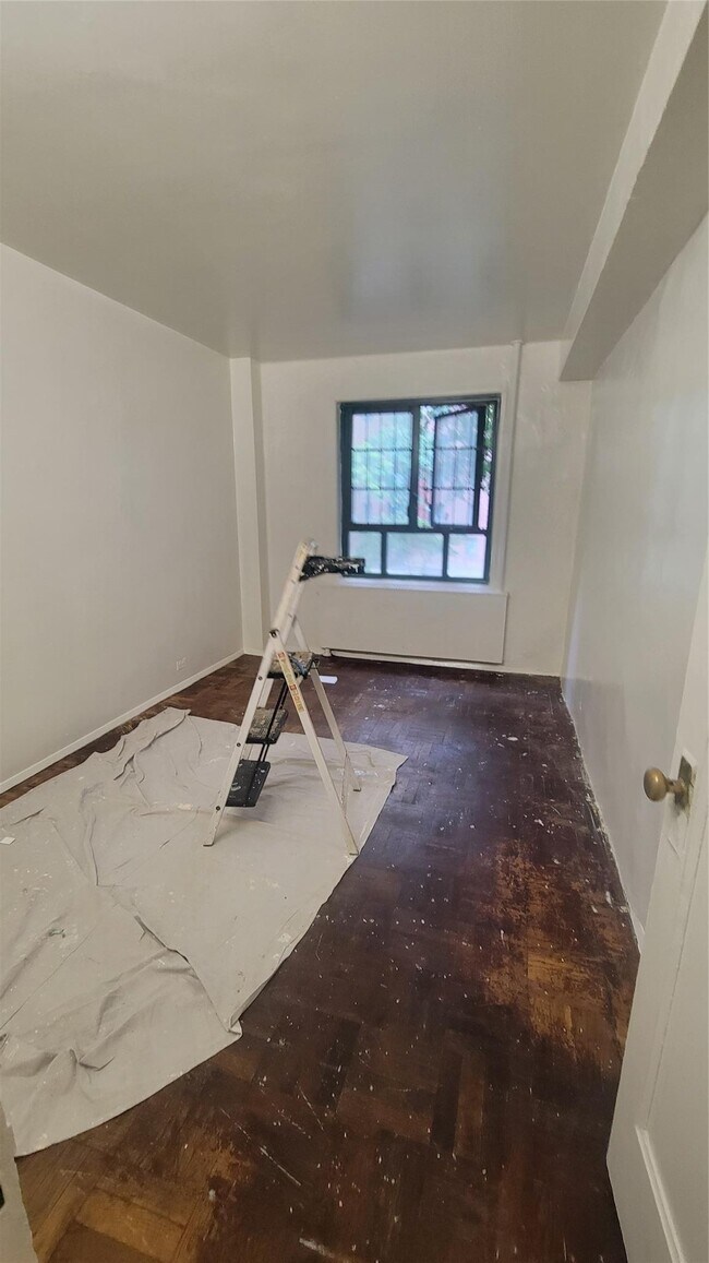 Foto del edificio - 1604 Metropolitan Ave
