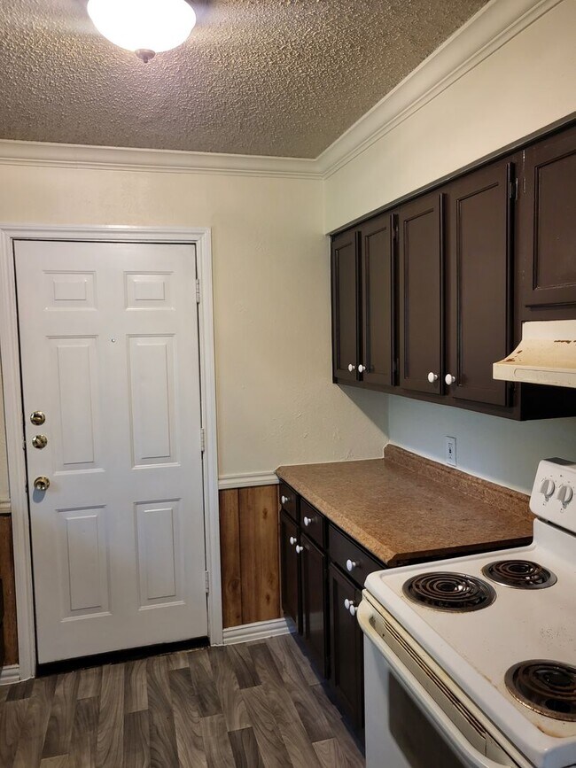 Building Photo - 244 River Oaks Cir
