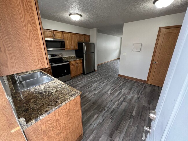 Building Photo - Garden-level 3 bedroom unit close to Sawyer Elementary