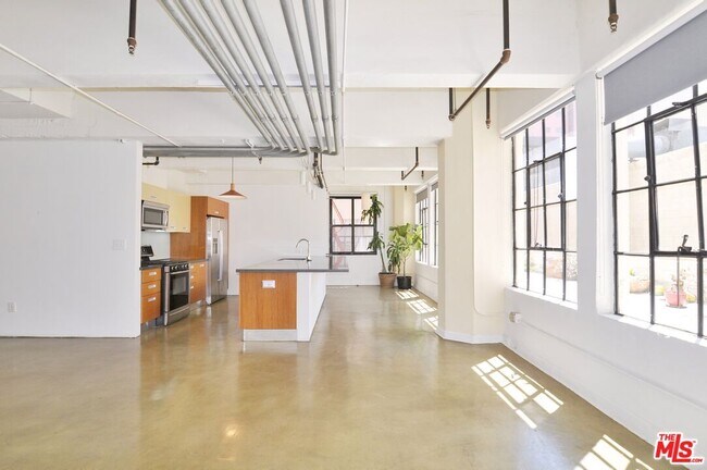 Building Photo - 746 S Los Angeles St