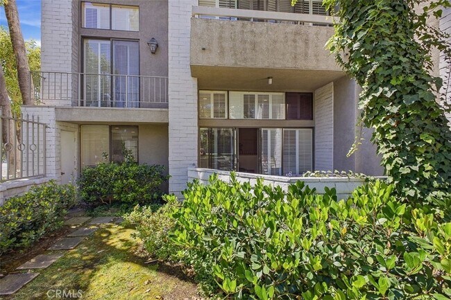 Building Photo - 5305 White Oak Ave