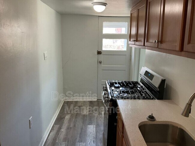Foto del edificio - 621-623 Lincoln Avenue