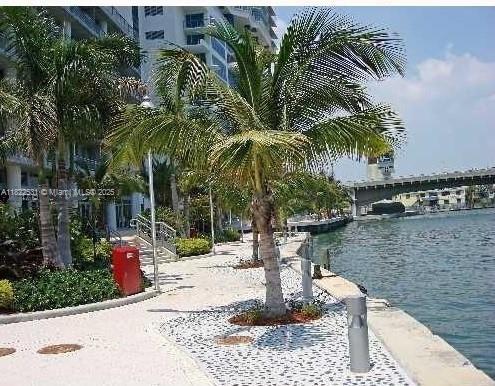 Foto del edificio - 690 SW 1st Ct