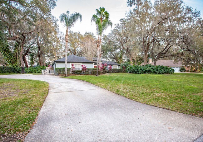 Foto del edificio - FOR RENT!!! STUNNING AND SPACIOUS 5 BEDROOM SINGLE FAMILY HOME...