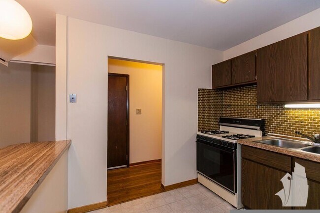 Foto del edificio - 875 W Lill Ave