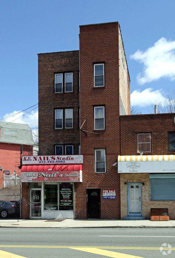 Foto del edificio - 213 Bloomfield Ave