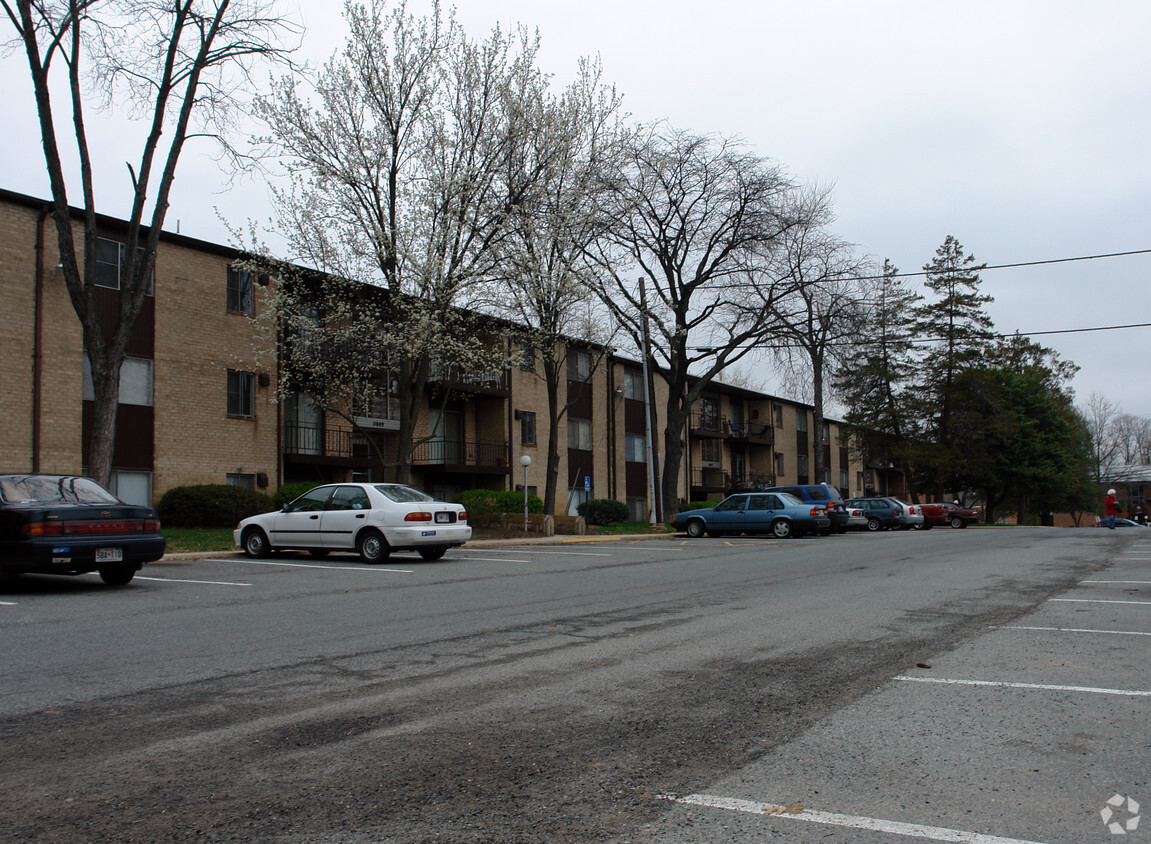 Building Photo - White Oak Garden Apartments