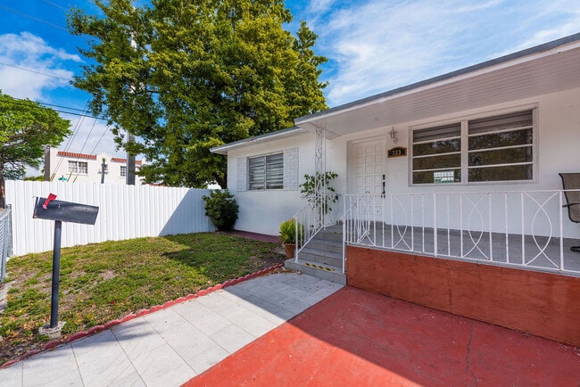 Building Photo - 323 NW 21st Ave