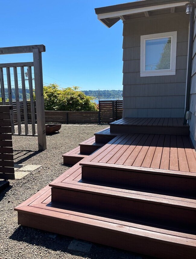 Foto del edificio - Gorgeous Manette view home now available