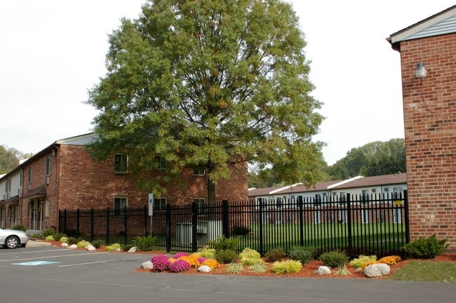 Building Photo - Hunters Creek