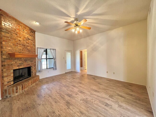 Foto del edificio - Available now! 3/2/2 with fenced backyard ...