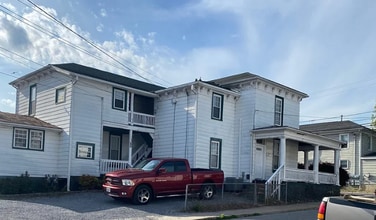 Building Photo - 702 Nelson St