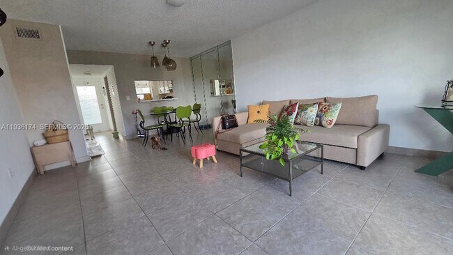 Foto del edificio - 3000 Sunrise Lakes Dr W