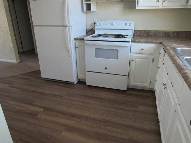 Building Photo - 637 W 63rd St