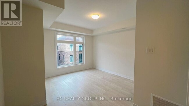 Photo du bâtiment - 1865 Pickering Pkwy