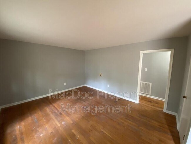 Foto del edificio - 727 Chalklevel Rd