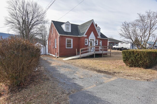 Building Photo - Two Bedroom Home with Yard & Detached Garage!