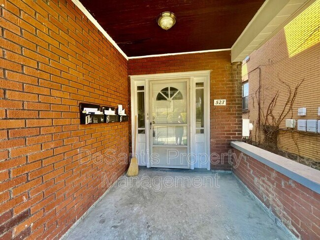 Foto del edificio - 527 Halsey Ave