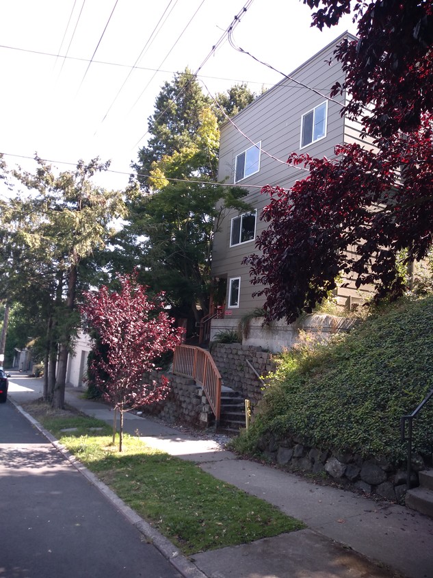 Easy access from Nickerson - 643 W Nickerson St