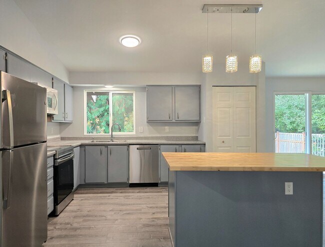 Foto del edificio - 4 Bedroom 3 Bath in Lake Forest Park