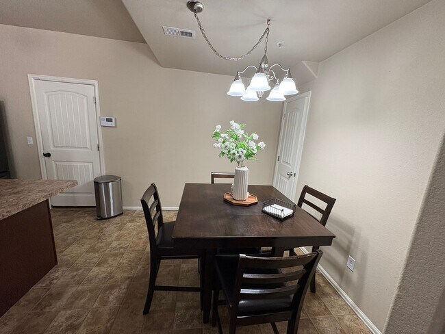 Foto del edificio - 3 Bed 3 Bath Townhome Minutes From Fort Carson, Peterson, and Schriever SFB!!!