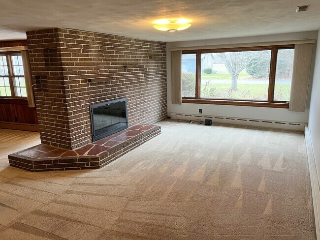 Building Photo - 142 Hadley Rd
