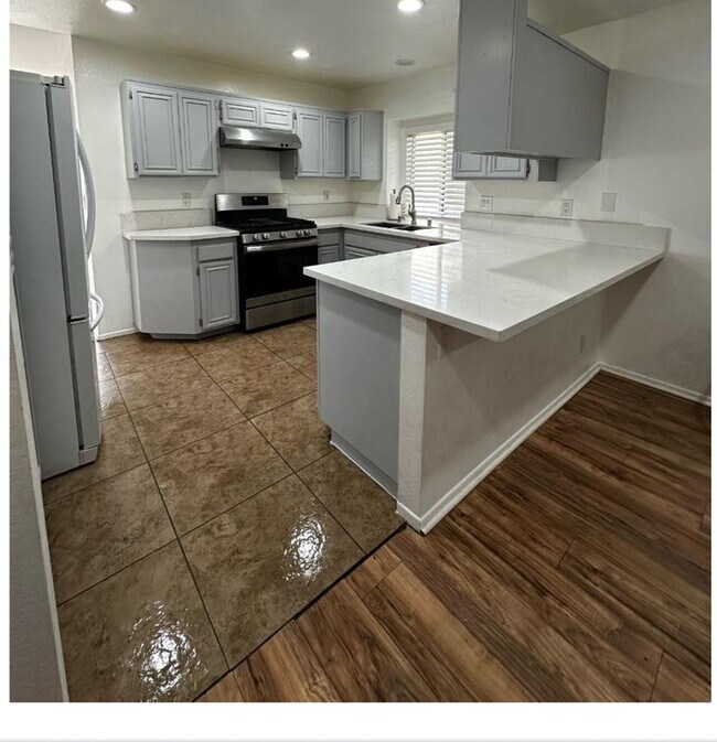 Foto del edificio - 5725 Monterey Pl