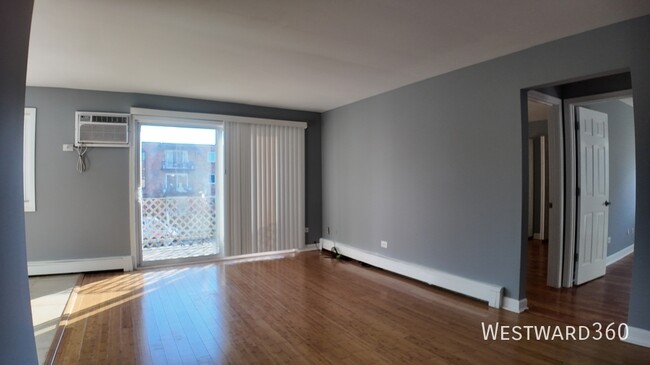 Building Photo - Crestwood 2 bedroom apartment. In unit lau...