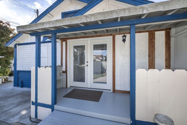 Building Photo - Charming 2 Bed/1 Bath Cottage w/ In-Unit L...