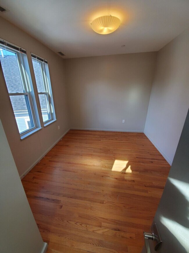 Building Photo - Huge 5 bed townhouse in allston