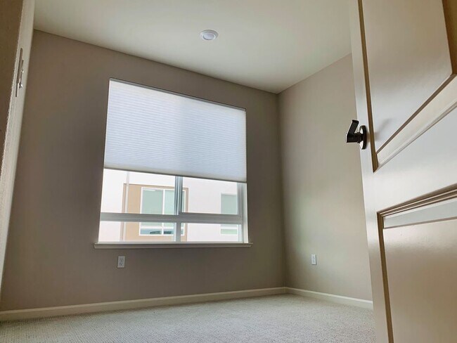 Building Photo - 145 Manly Ter