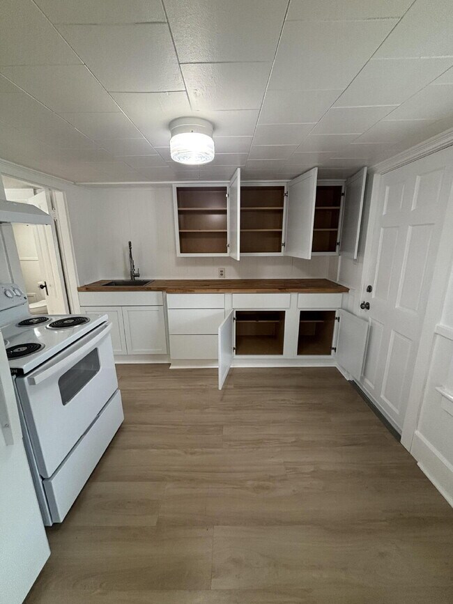 Foto del edificio - Completely Renovated 1-Bedroom + Bonus Room — Walk Everywhere in Brunswick!