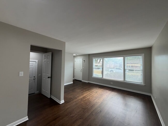 Building Photo - Updated 3-Bedroom Home with Rear Parking