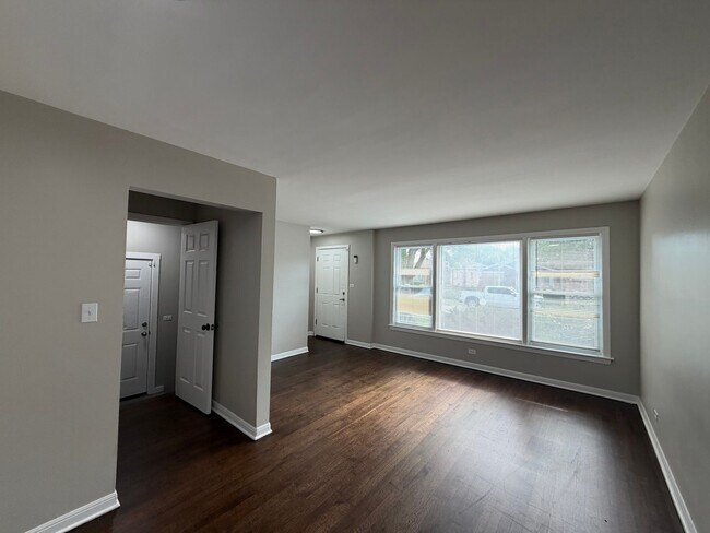 Foto del edificio - Updated 3-Bedroom Home with Rear Parking