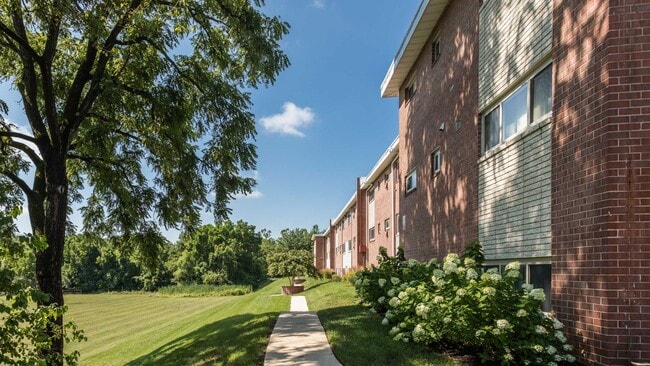 Building Photo - Barclay Square Apartments