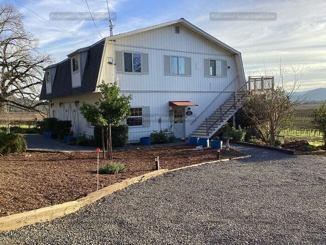 Foto del edificio - Upper Carriage house Flat with deck & expansive Vineyard and Sunset views