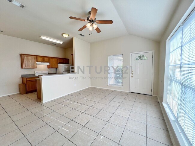 Foto del edificio - Cozy 3/2/1 Duplex in Crowley ISD For Rent!